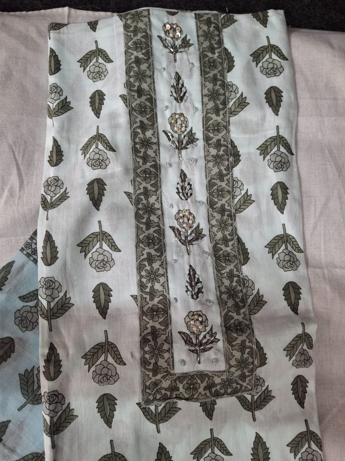 Graceful Light Grey Floral Printed Cotton Kurti Material with Handwork – Unstitched Fabric Set for Women