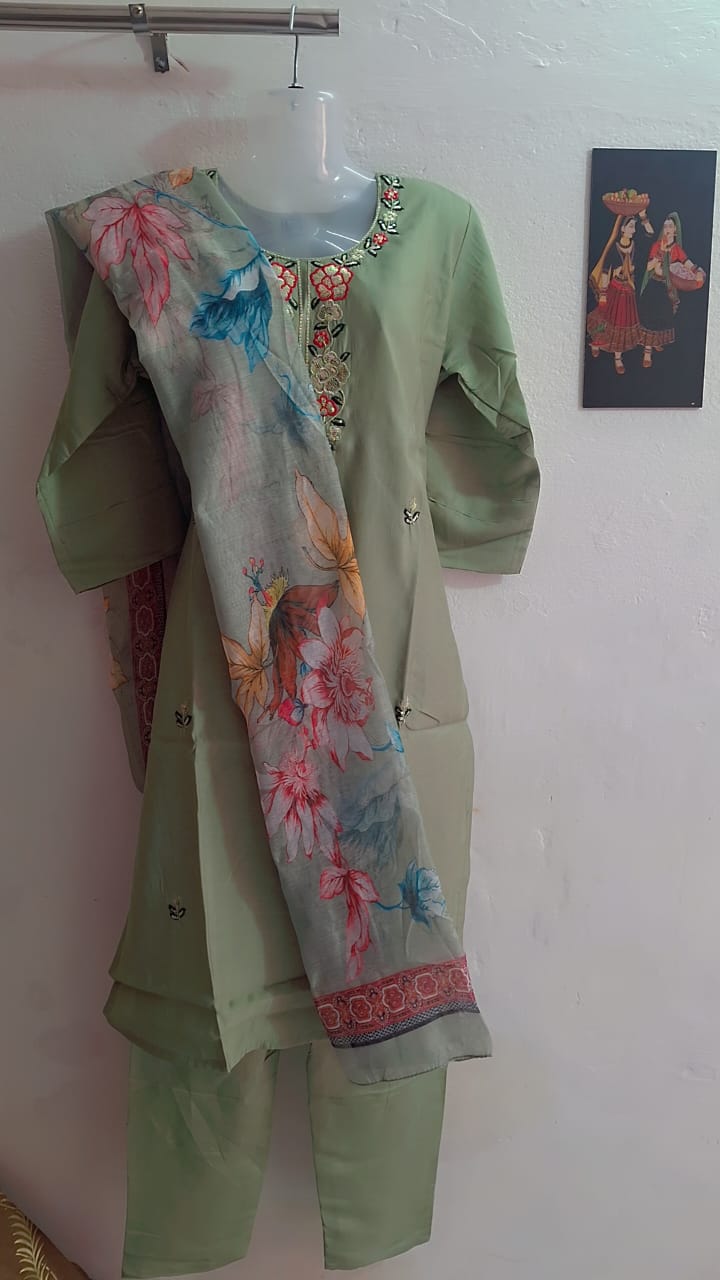 🌿 Elegant Floral Embroidered Organza Suit Set 🌸