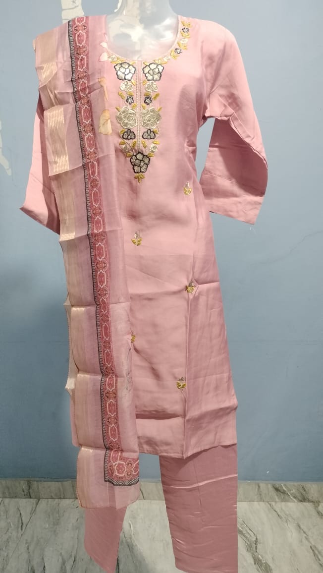 🌿 Elegant Floral Embroidered Organza Suit Set 🌸